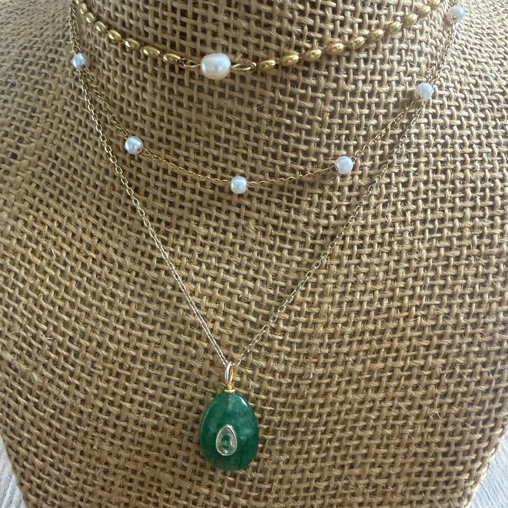 Elegant Gold and Green Layered Necklace with Pearls